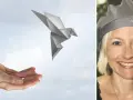 En pappersfågel lyfter från öppna händer mot en molnig himmel. Till höger syns en kvinna med blont hår och en grå basker. En bild som kan inspirera till en diktanalys svenska 3.