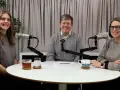 Tre personer sitter vid ett runt bord med mikrofoner framför sig. De verkar spela in en podcast, kanske om arv, synonymt med det som lämnas kvar.