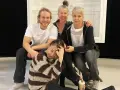 Sara Stridsberg familj, en glad skådespelarensemble poserar tillsammans på scenen.
