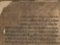 Gammal handskrift med text i mörka bokstäver och röd initial. Texten är skriven i ett medeltida versmått.