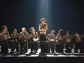 Barn i fattiga kläder med tomma tallrikar, en scen som visar vad som handlar oliver twist om: kampen för överlevnad och mat.