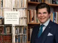 Andreas Norlén presenterar "Talmannens guide till svensk poesi" bland bokhyllor, en hyllning till fallande versfot.