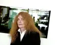 Kristina Lugn, känd för sina dikter, med sitt karaktäristiska röda hår och blick.