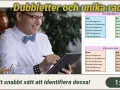 Man med glasögon och fluga letar dubbletter i en lista. En snabb metod för att identifiera dubbletter i stavning.