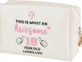 En necessär med texten "This is what an awesome 18 year old looks like". Perfekt som en dikt till 18-åring.