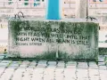 En betongklump med texten "The world is yours now, do with it as you will until that night when all again is still. Michael Lederer." En dikt om ensamhet som känns tidlös.