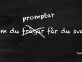Text på svarta tavlan: "promptar" överst, och "Som du frågar får du svar!" med ett kryss över "frågar". En liten stil av visdom.