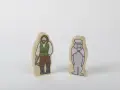 Två träfigurer: en man med yxa, klädd som en skogshuggare, och en varg i hatt och cape. Kanske redo för ett äventyr med tjuvar och banditer.