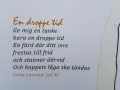 En dikt om en droppe tid, där tankar och inre frid möts. Hoppets låga tänds. Stina Larsson, sid 40.