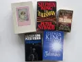 Samling av böcker av Stephen King och Peter Straub, inklusive olika utgåvor av "The Talisman" och "Talismanen". En hyllning till Stephen King att skriva.
