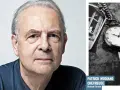 Patrick Modiano, en äldre man med grått hår, tittar mot betraktaren. Bredvid honom syns en fickur och gamla fotografier, som påminner om hans berättelser.