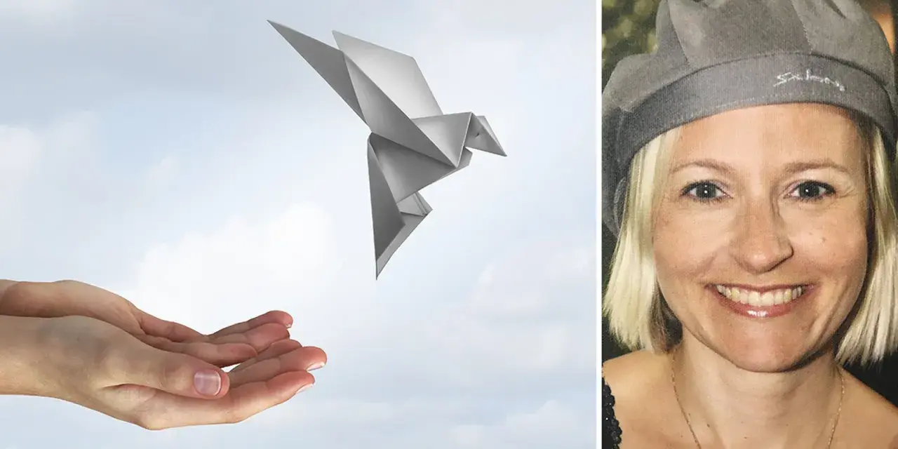 En pappersfågel lyfter från öppna händer mot en molnig himmel. Till höger syns en kvinna med blont hår och en grå basker. En bild som kan inspirera till en diktanalys svenska 3.