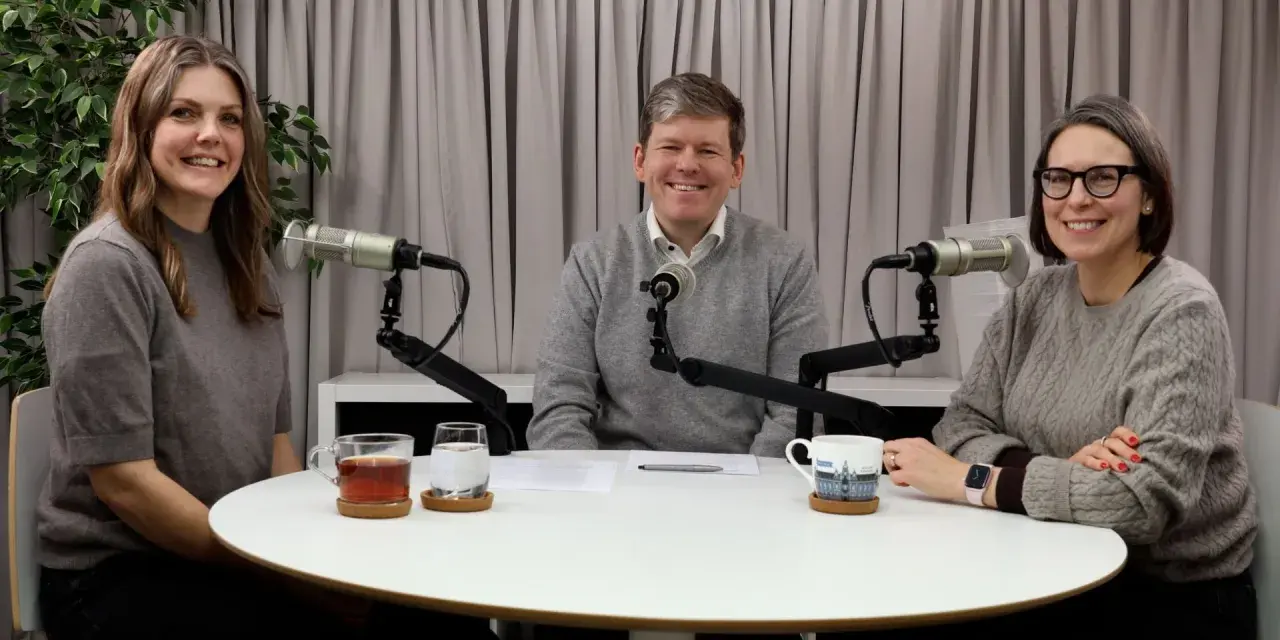 Tre personer sitter vid ett runt bord med mikrofoner framför sig. De verkar spela in en podcast, kanske om arv, synonymt med det som lämnas kvar.