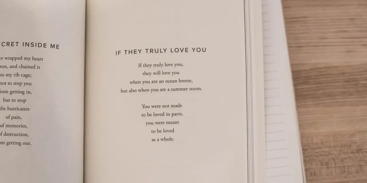 En öppen bok med en dikt om äkta kärlek. Texten lyder: "IF THEY TRULY LOVE YOU... You were not made to be loved in parts, you were meant to be loved as a whole.