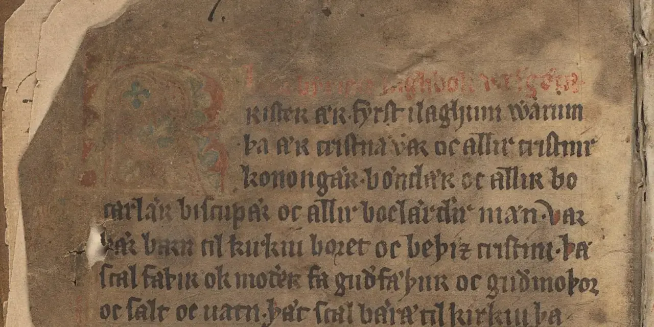Gammal handskrift med text i mörka bokstäver och röd initial. Texten är skriven i ett medeltida versmått.