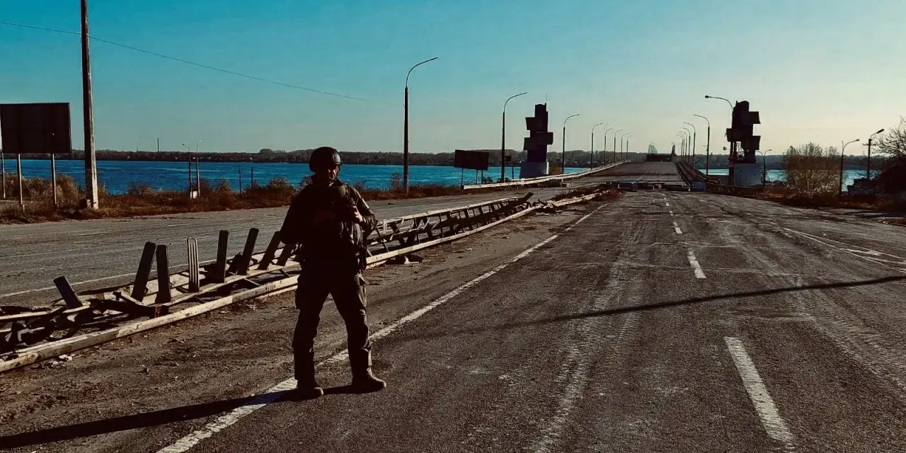 Soldat på en förstörd bro över en flod. Scenen är en absurd synonym för krigets fasor.