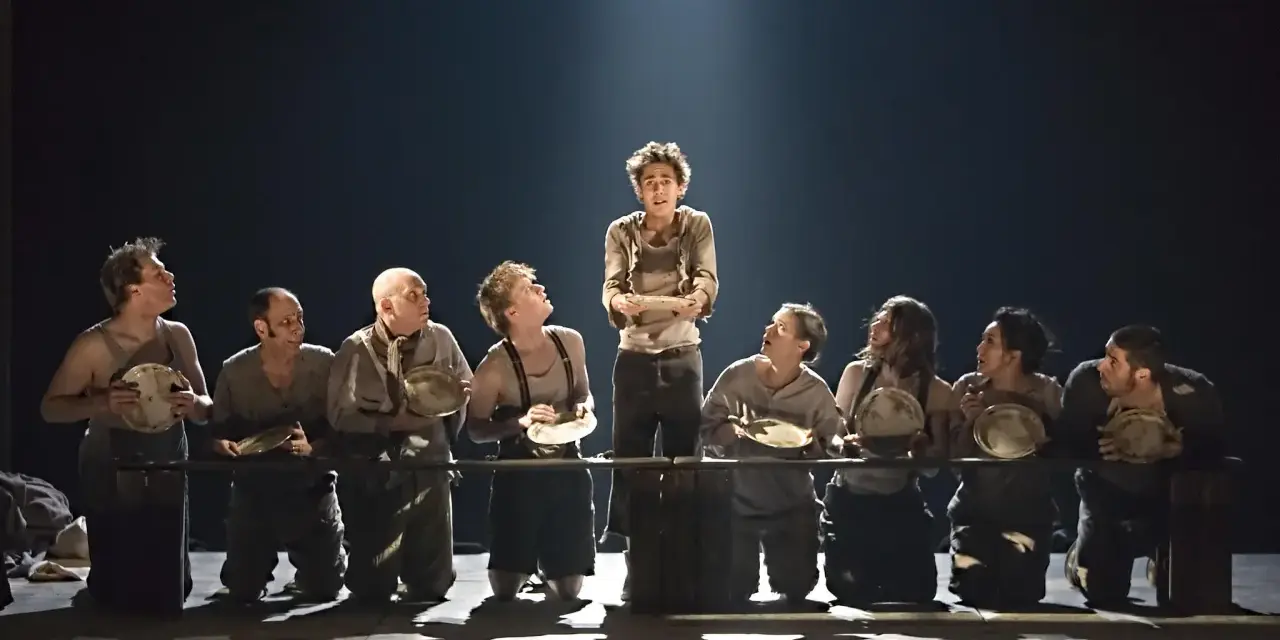 Barn i fattiga kläder med tomma tallrikar, en scen som visar vad som handlar oliver twist om: kampen för överlevnad och mat.
