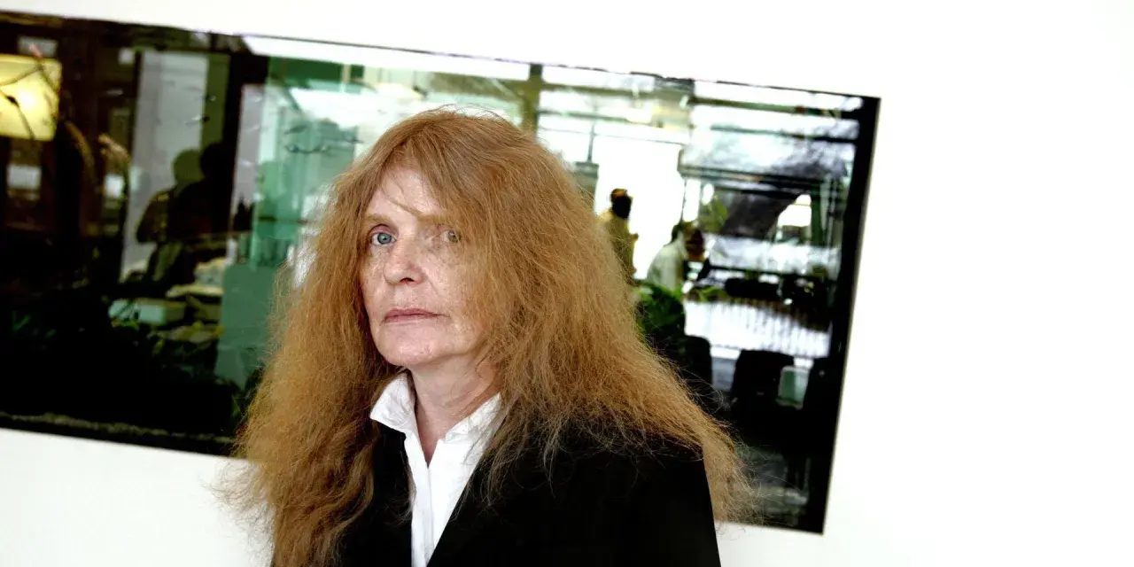 Kristina Lugn, känd för sina dikter, med sitt karaktäristiska röda hår och blick.