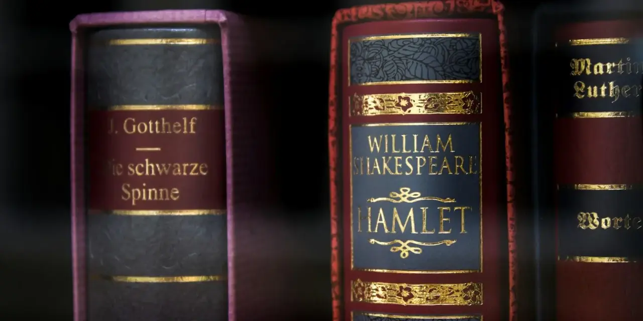 Böcker med guldbokstäver: J. Gotthelfs "Die schwarze Spinne" och William Shakespeares "Hamlet", vars drama ofta följer jambiskt versmått.
