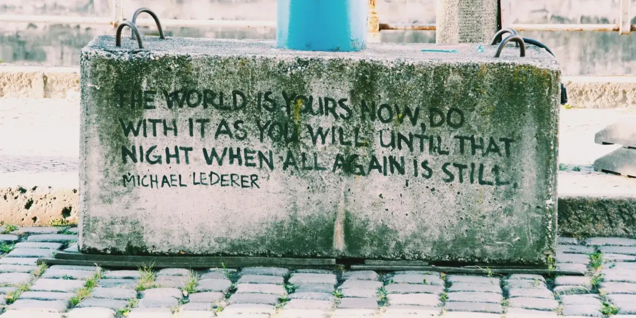 En betongklump med texten "The world is yours now, do with it as you will until that night when all again is still. Michael Lederer." En dikt om ensamhet som känns tidlös.