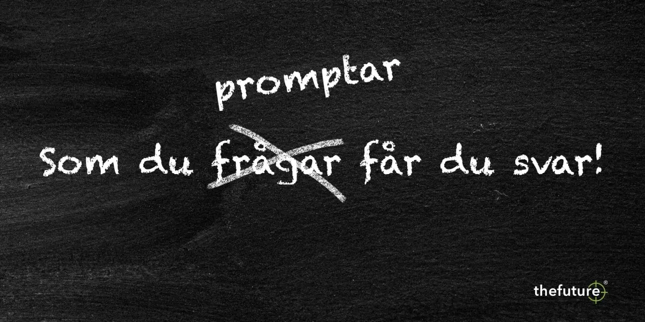 Text på svarta tavlan: "promptar" överst, och "Som du frågar får du svar!" med ett kryss över "frågar". En liten stil av visdom.