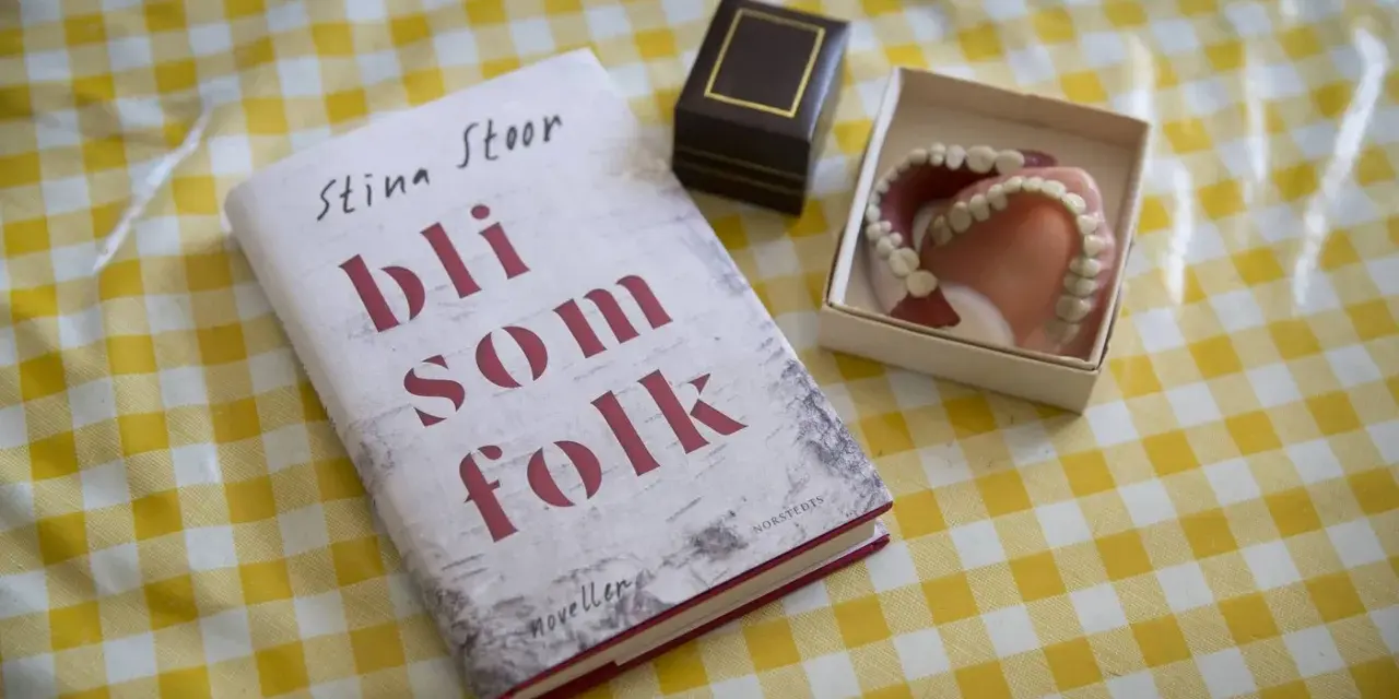 Boken "Bli som folk" av Stina Stoor ligger på ett gult rutigt bord bredvid ett par proteser.