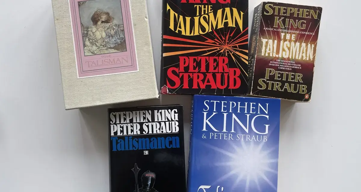 Samling av böcker av Stephen King och Peter Straub, inklusive olika utgåvor av "The Talisman" och "Talismanen". En hyllning till Stephen King att skriva.
