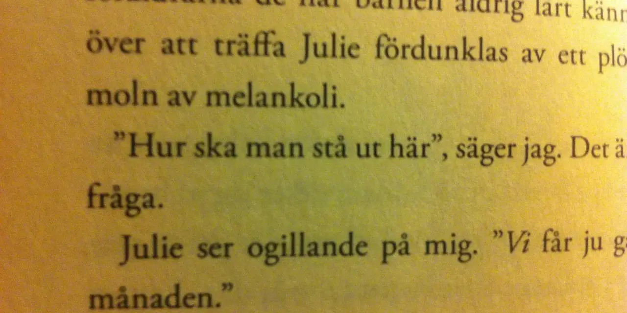 Texten i bilden innehåller citattecken. En person frågar "Hur ska man stå ut här", och Julie svarar med citattecken.