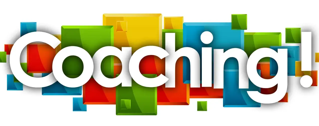 Stora vita bokstäver bildar ordet "Coaching!" framför en bakgrund av färgglada, glänsande kuber. Det här är vad coach betyder.