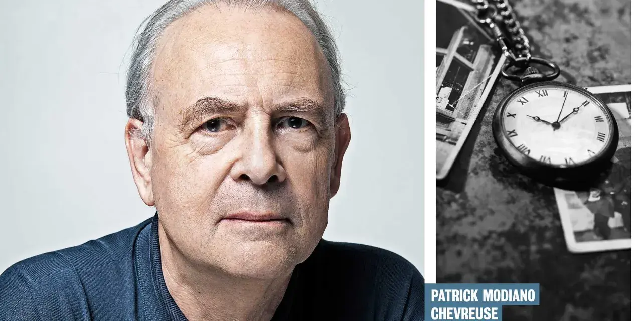 Patrick Modiano, en äldre man med grått hår, tittar mot betraktaren. Bredvid honom syns en fickur och gamla fotografier, som påminner om hans berättelser.