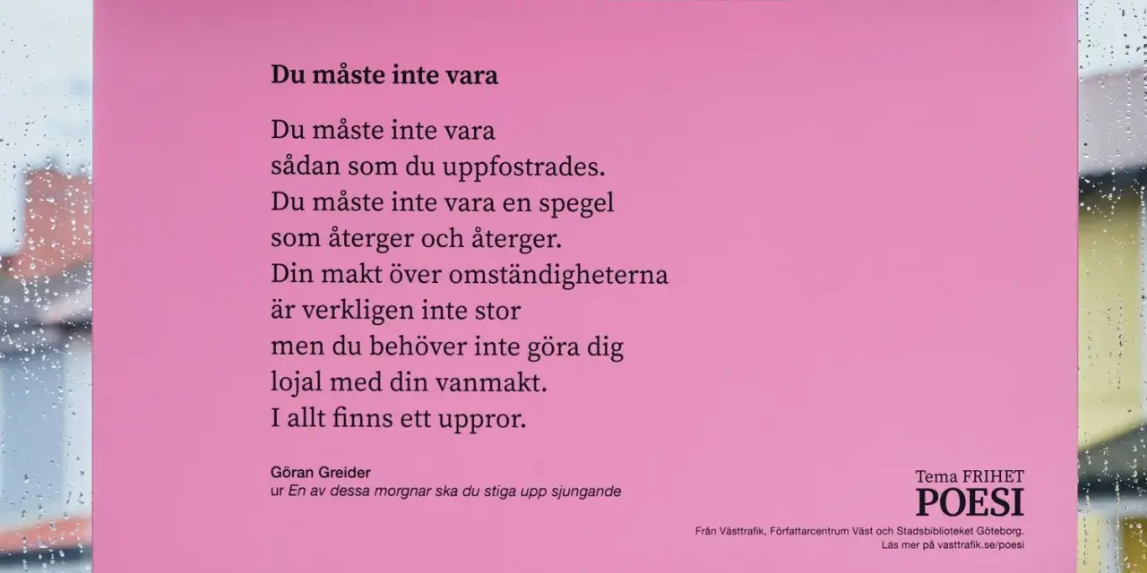 Rosa papper med dikt om frihet och uppror. Ett exempel på hur poesi kan finnas i vardagen, som här i kollektivtrafiken.