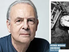 Patrick Modiano, en äldre man med grått hår, tittar mot betraktaren. Bredvid honom syns en fickur och gamla fotografier, som påminner om hans berättelser.