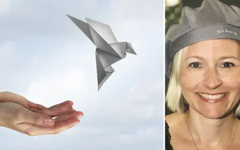 En pappersfågel lyfter från öppna händer mot en molnig himmel. Till höger syns en kvinna med blont hår och en grå basker. En bild som kan inspirera till en diktanalys svenska 3.