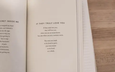 En öppen bok med en dikt om äkta kärlek. Texten lyder: "IF THEY TRULY LOVE YOU... You were not made to be loved in parts, you were meant to be loved as a whole.