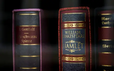 Böcker med guldbokstäver: J. Gotthelfs "Die schwarze Spinne" och William Shakespeares "Hamlet", vars drama ofta följer jambiskt versmått.