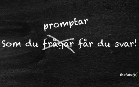 Text på svarta tavlan: "promptar" överst, och "Som du frågar får du svar!" med ett kryss över "frågar". En liten stil av visdom.