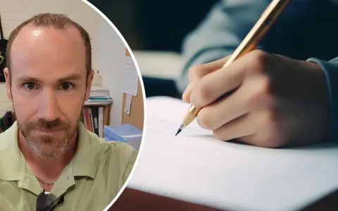 Man med skägg och en hand som skriver med penna. Kanske övar på 100 svårstavade ord.