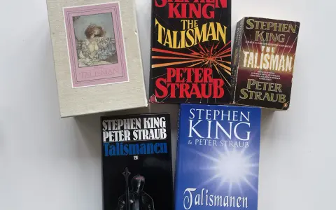 Samling av böcker av Stephen King och Peter Straub, inklusive olika utgåvor av "The Talisman" och "Talismanen". En hyllning till Stephen King att skriva.