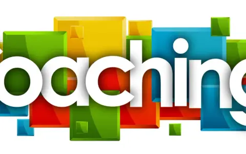 Stora vita bokstäver bildar ordet "Coaching!" framför en bakgrund av färgglada, glänsande kuber. Det här är vad coach betyder.