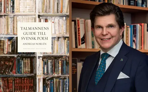 Andreas Norlén presenterar "Talmannens guide till svensk poesi", en samling bra dikter. Bakom honom syns bokhyllor fyllda med litteratur.