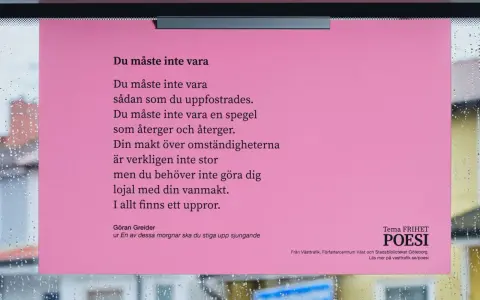 Rosa papper med dikt om frihet och uppror. Ett exempel på hur poesi kan finnas i vardagen, som här i kollektivtrafiken.