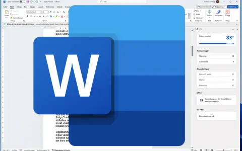 Microsoft Word-fönster med en stor blå "W"-ikon. Editor-panelen visar 83% resultat och förslag för stavning och grammatik, en talstreck-funktion.