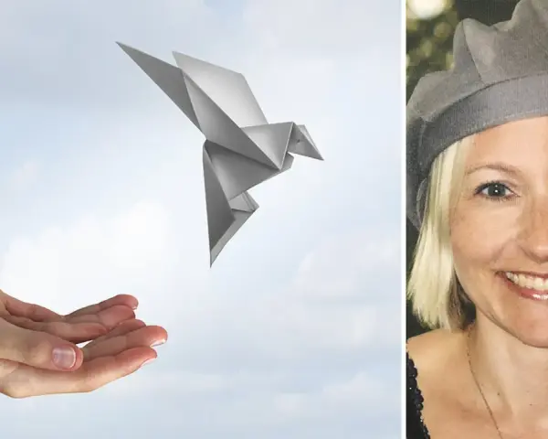 En pappersfågel lyfter från öppna händer mot en molnig himmel. Till höger syns en kvinna med blont hår och en grå basker. En bild som kan inspirera till en diktanalys svenska 3.