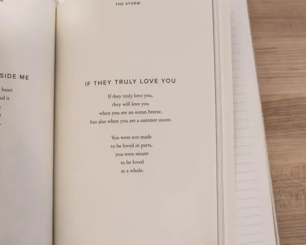 En öppen bok med en dikt om äkta kärlek. Texten lyder: "IF THEY TRULY LOVE YOU... You were not made to be loved in parts, you were meant to be loved as a whole.