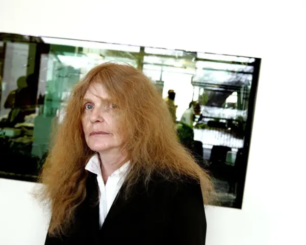 Kristina Lugn, känd för sina dikter, med sitt karaktäristiska röda hår och blick.