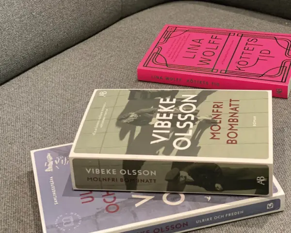 Tre böcker ligger på en soffa. En av dem heter "Molnfri bombnatt" av Vibeke Olsson.