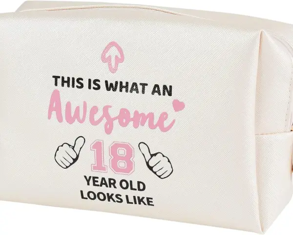 En necessär med texten "This is what an awesome 18 year old looks like". Perfekt som en dikt till 18-åring.