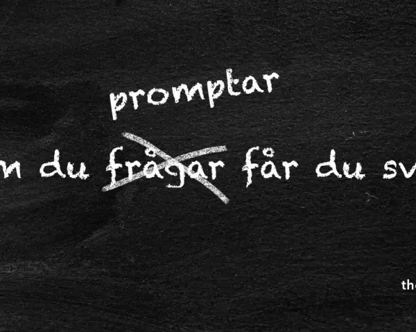 Text på svarta tavlan: "promptar" överst, och "Som du frågar får du svar!" med ett kryss över "frågar". En liten stil av visdom.
