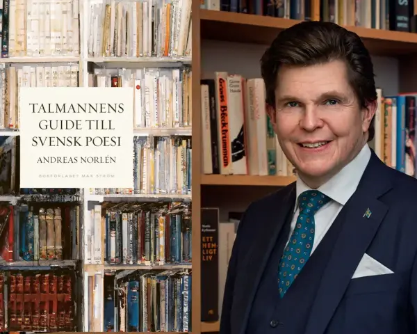 Andreas Norlén presenterar "Talmannens guide till svensk poesi", en samling bra dikter. Bakom honom syns bokhyllor fyllda med litteratur.