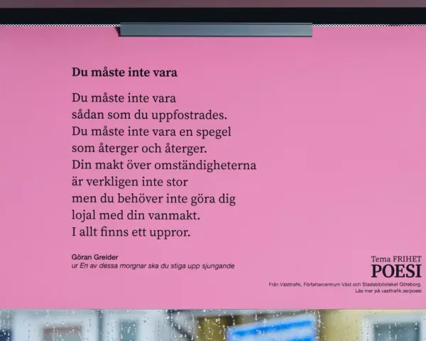 Rosa papper med dikt om frihet och uppror. Ett exempel på hur poesi kan finnas i vardagen, som här i kollektivtrafiken.